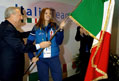 Il Presidente della Repubblica Ciampi consegna la bandiera italiana all'alfiere Carolina Kostner