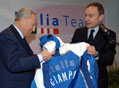 Il Presidente del CONI Petrucci consegna la casacca azzurra al Presidente Ciampi